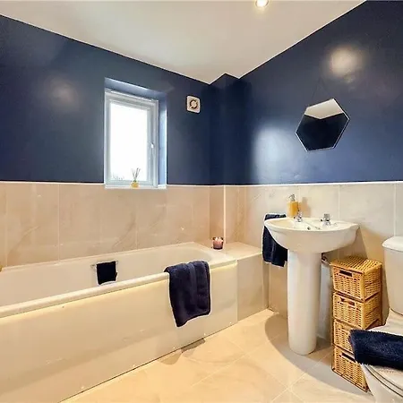 Дом отдыха Luxury 4 Bedroom Detached