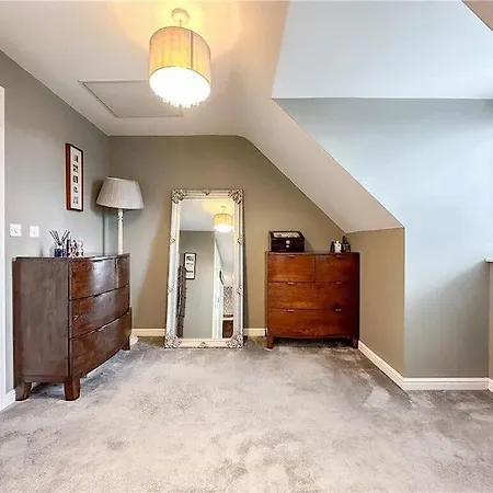 Дом отдыха Luxury 4 Bedroom Detached