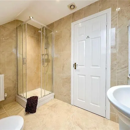 Luxury 4 Bedroom Detached Дом отдыха Thornaby on Tees